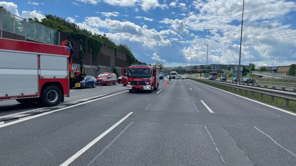 VIDEO: Provoz na příjezdu do Prahy zablokovala nehoda. Řidič kamionu byl opilý, zasahoval i vrtulník