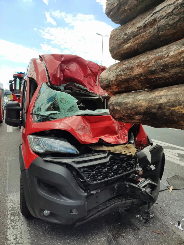 VIDEO: Provoz na příjezdu do Prahy zablokovala nehoda. Řidič kamionu byl opilý, zasahoval i vrtulník