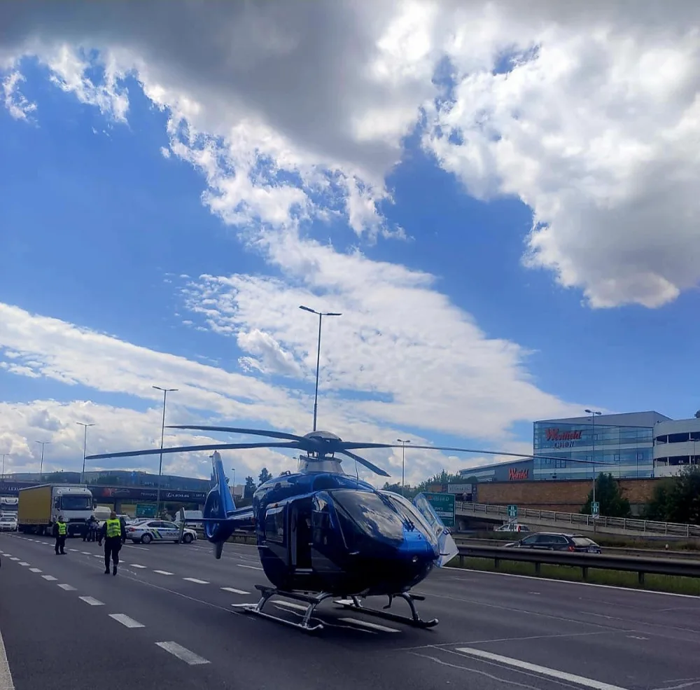 VIDEO: Provoz na příjezdu do Prahy zablokovala nehoda. Řidič kamionu byl opilý, zasahoval i vrtulník