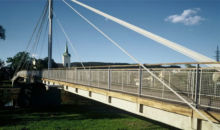 VIDEO: Radotínská lávka je ve velmi špatném stavu. Nová bude fungovat od půlky července