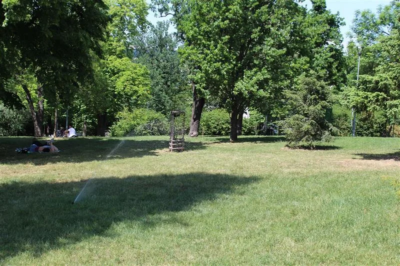 Chytré zavlažování v parku.