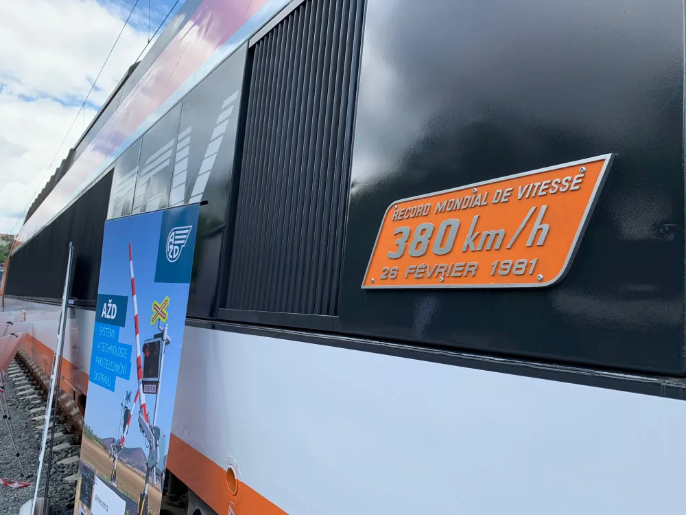 VIDEO: Čtyřicet let stará budoucnost dorazila do Prahy. TGV přilákalo stovky zájemců