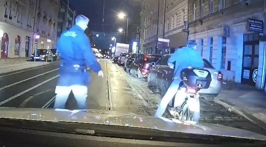 Muž jel na skútru bez helmy a pod vlivem alkoholu.