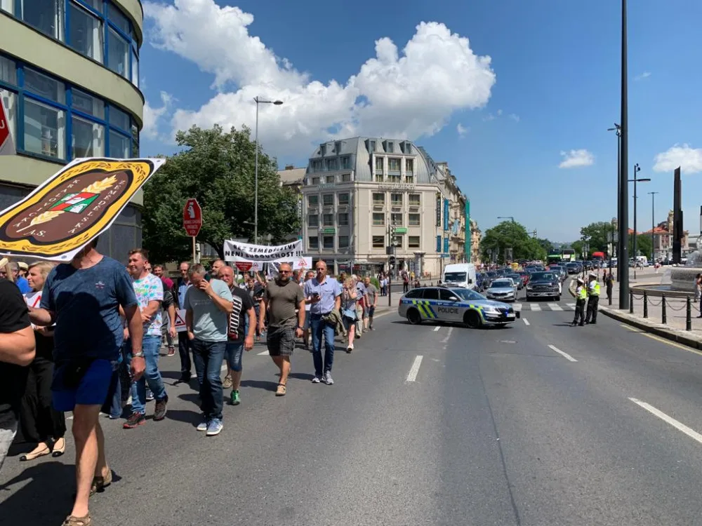 VIDEO: Tisíce zemědělců procházejí Prahou. Demonstrující zavřeli část magistrály a omezují dopravu