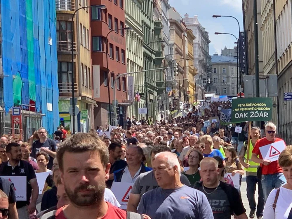 VIDEO: Tisíce zemědělců procházejí Prahou. Demonstrující zavřeli část magistrály a omezují dopravu