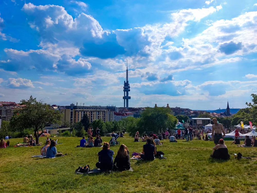 Na Parukářce proběhlo Žižkovské pivobraní. Otáčely se podtácky a hrálo se na harmoniku