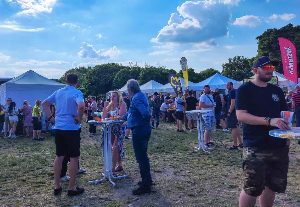 FOTO: Na Parukářce proběhlo Žižkovské pivobraní. Otáčely se podtácky a hrálo se na harmoniku