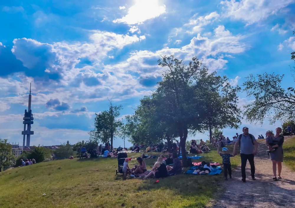 FOTO: Na Parukářce proběhlo Žižkovské pivobraní. Otáčely se podtácky a hrálo se na harmoniku