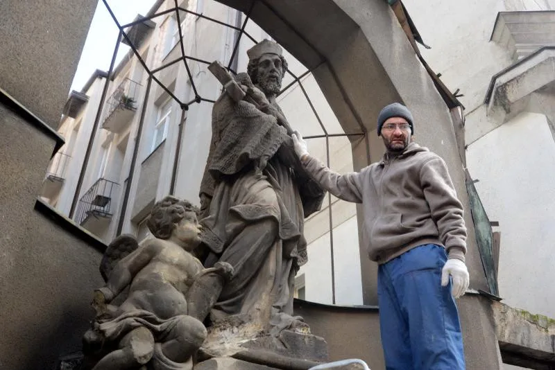 Socha svatého Jana Nepomuckého se dočkala obnovy a vrací se do Spálené