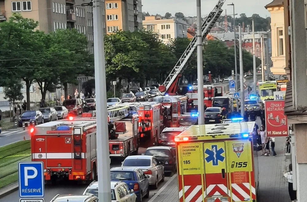 V Sokolovské hořela kuchyň. Silnice je směrem na Vysočanskou neprůjezdná