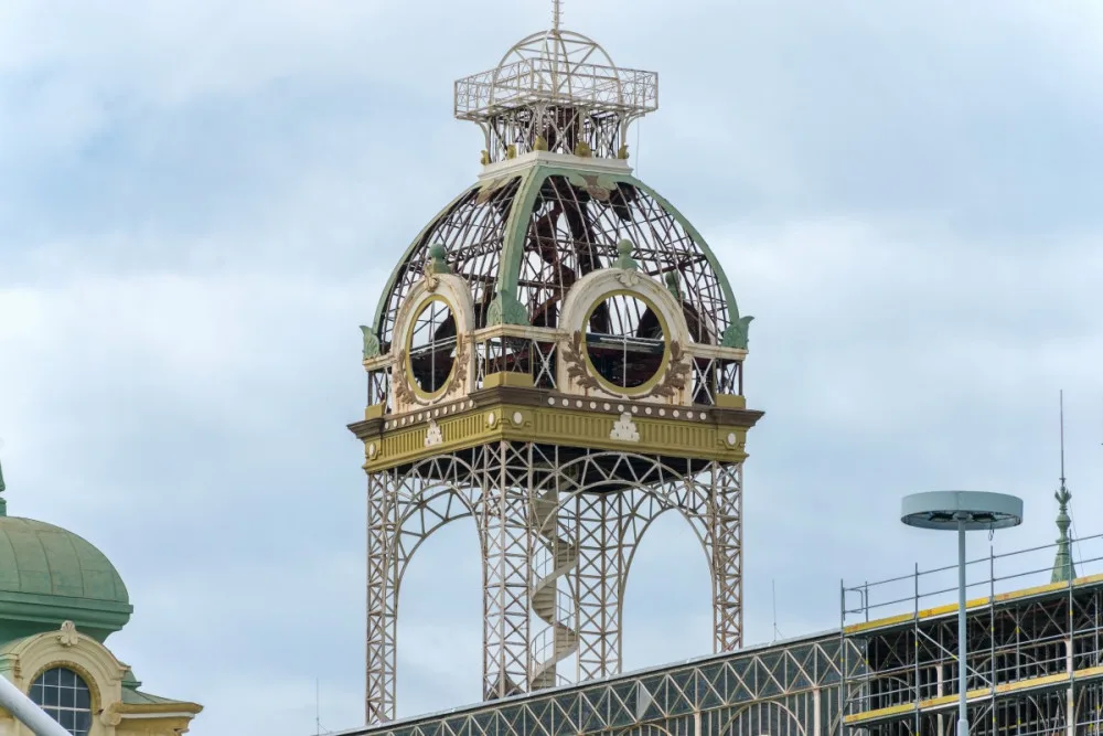 Hodiny z Průmyslového paláce procházejí renovací. Za tři měsíce budou zase ve věži