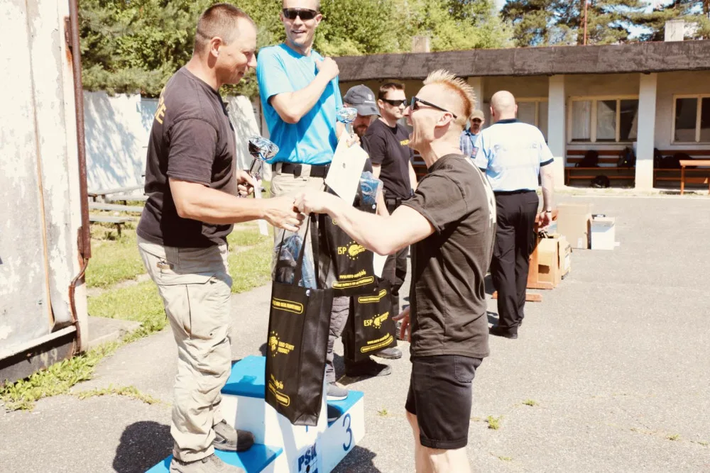 Pražští policisté změřili své síly ve střelbě. Důležitá byla rychlost, ale také přesnost