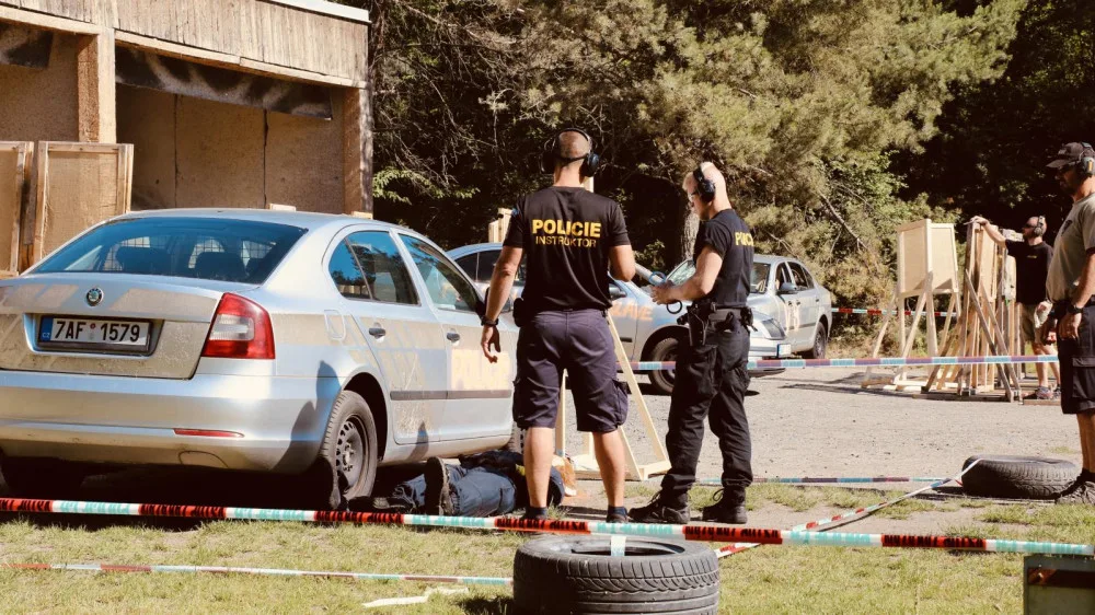 Pražští policisté změřili své síly ve střelbě. Důležitá byla rychlost, ale také přesnost