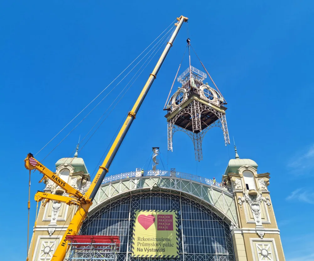 Průmyslový palác přišel o hodinovou věž. Její oprava potrvá asi půl roku