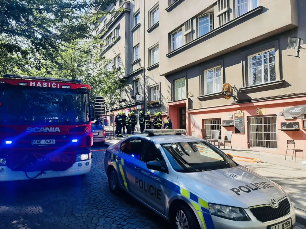 Policisté ulici uzavřeli.