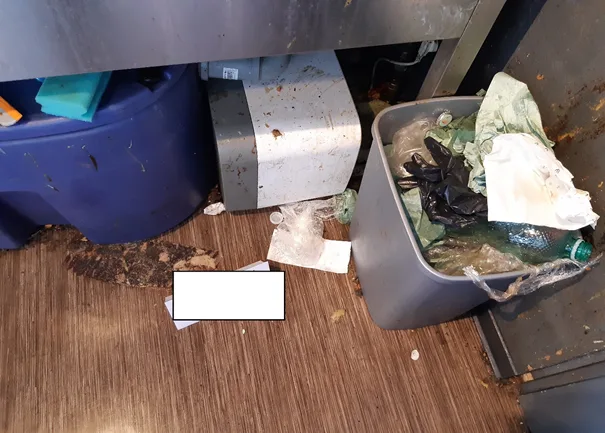 Stav kolem odpadkového koše.