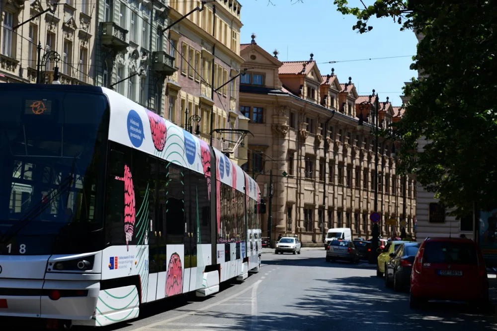 Eurotramvaj už křižuje Prahu. Upozorňuje na to, že Česká republika bude předsedat Evropské unii