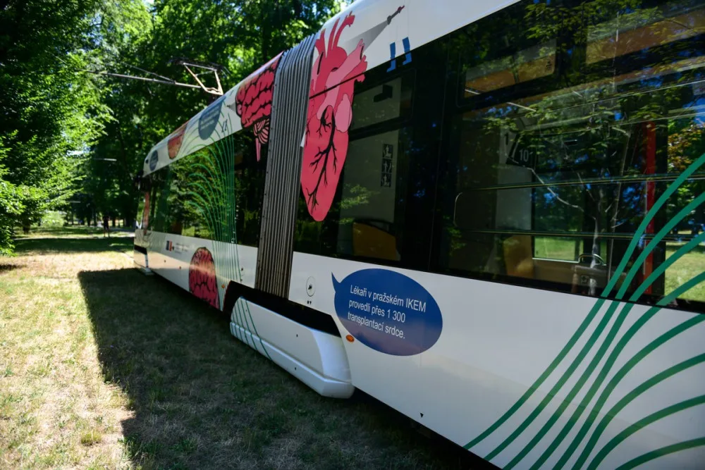 Eurotramvaj už křižuje Prahu. Upozorňuje na to, že Česká republika bude předsedat Evropské unii
