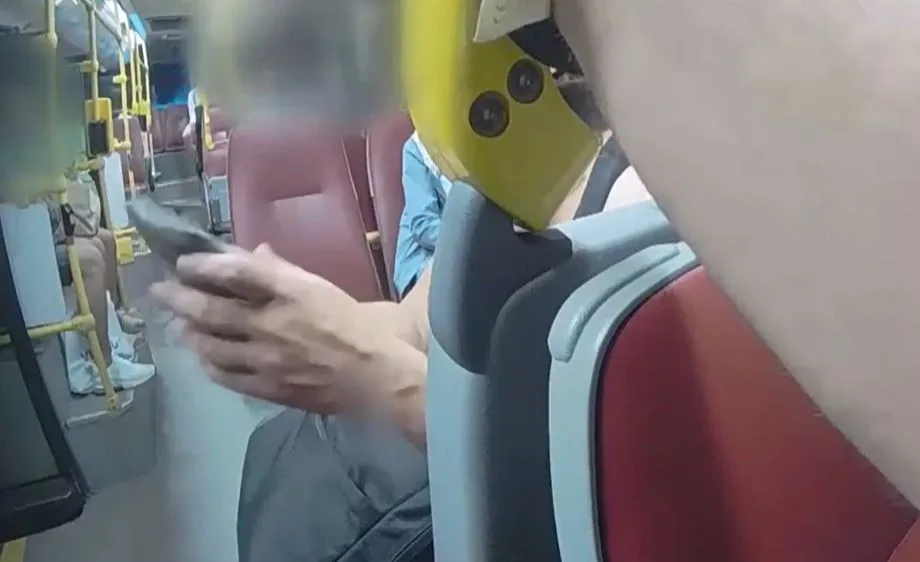 VIDEO: Vulgární ženu museli z autobusu dostat strážníci. Nadýchala téměř tři promile