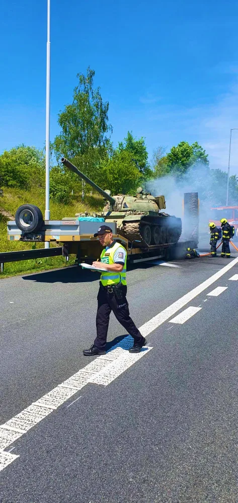 Dopravu na Pražském okruhu zablokoval požár přívěsu, který převážel tank