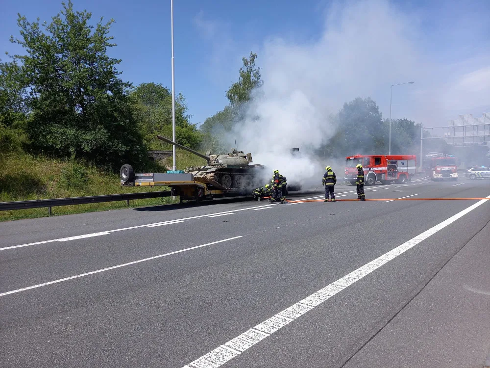 Dopravu na Pražském okruhu zablokoval požár přívěsu, který převážel tank