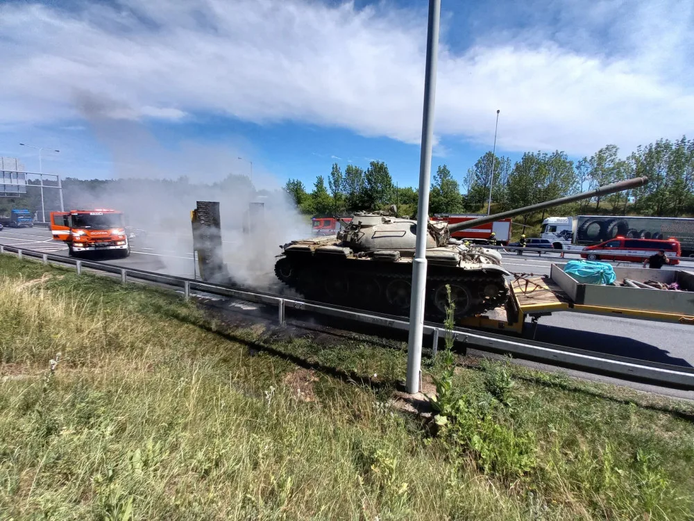Dopravu na Pražském okruhu zablokoval požár přívěsu, který převážel tank