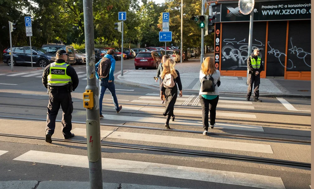 Strážníci poslední týden školního roku hlídají přechody i místa, kde školáci popíjejí alkohol
