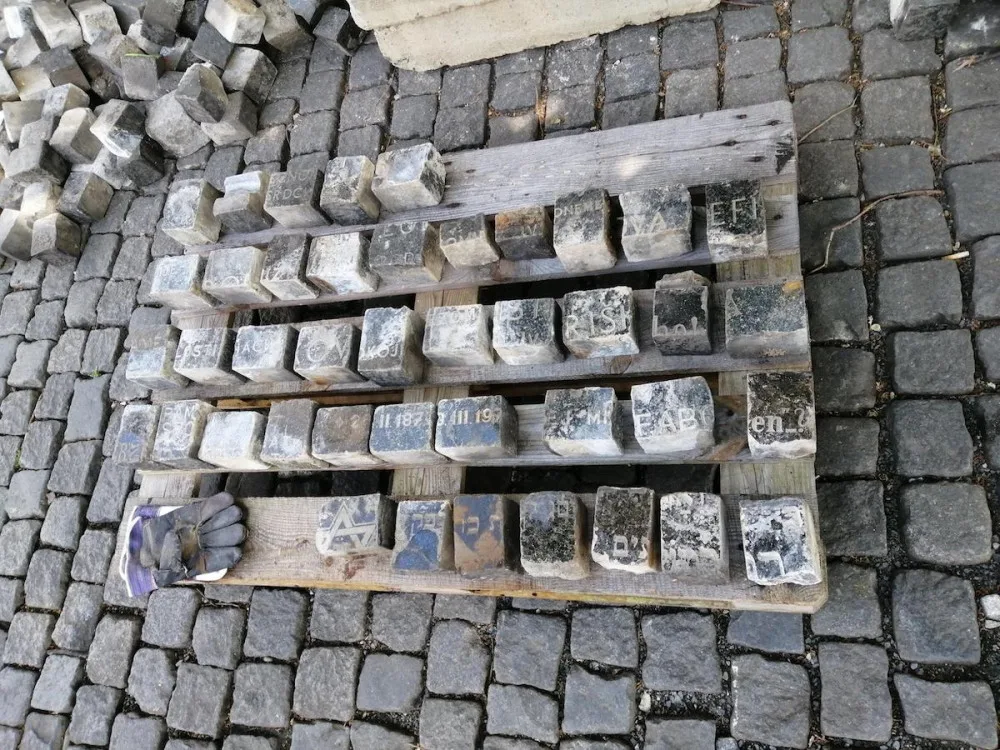 Objevené kostky z náhrobků.