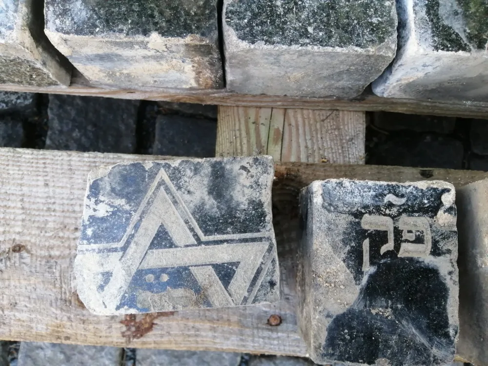 Z kostek, které na dlažbu rozřezali z židovských náhrobků, vznikne památník na Žižkově