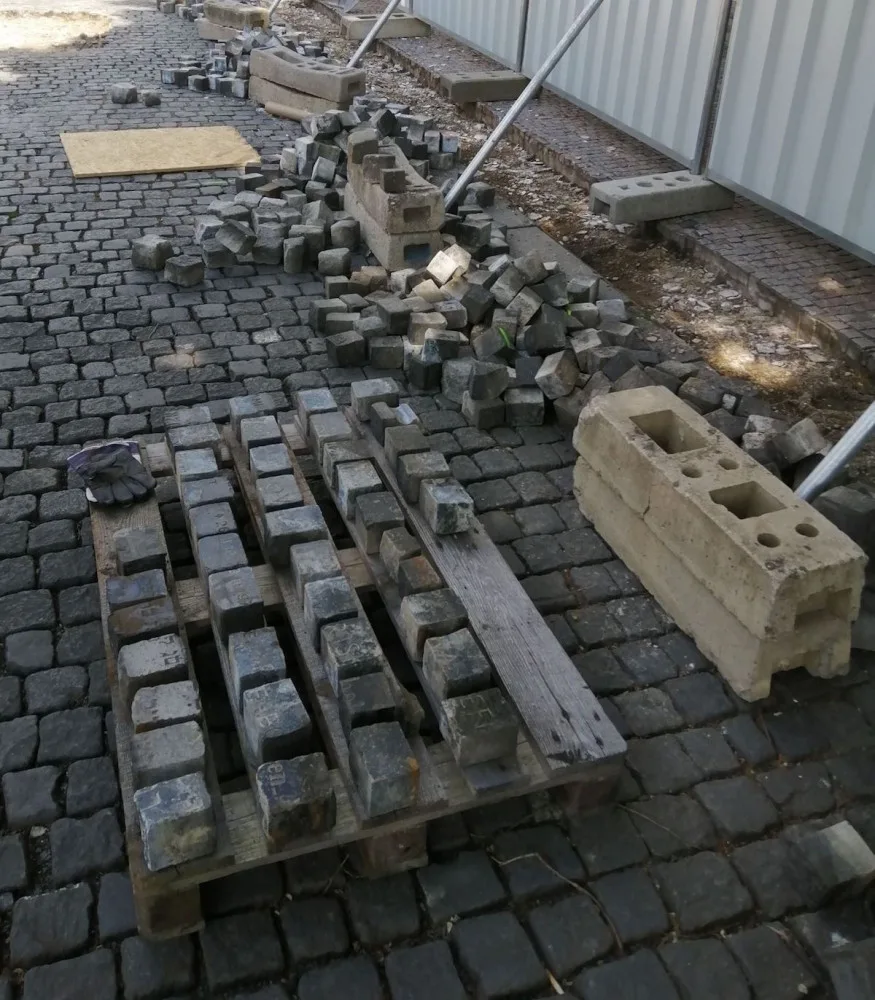 Z kostek, které na dlažbu rozřezali z židovských náhrobků, vznikne památník na Žižkově