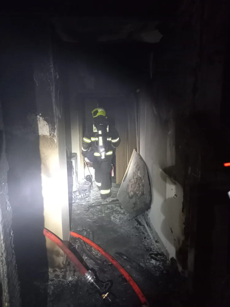 VIDEO: Policisté zachraňovali lidi z hořícího domu. Dva evakuovaní skončili v péči záchranářů