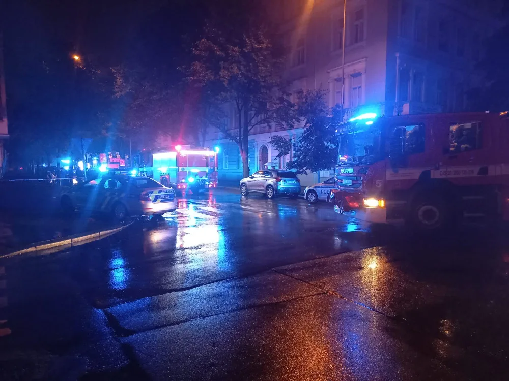 VIDEO: Policisté zachraňovali lidi z hořícího domu. Dva evakuovaní skončili v péči záchranářů