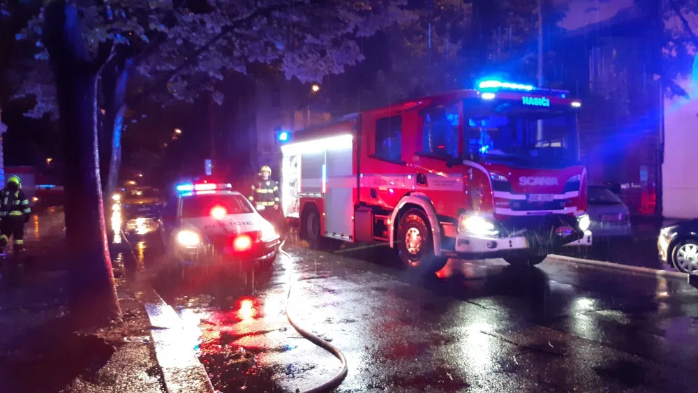 VIDEO: Policisté zachraňovali lidi z hořícího domu. Dva evakuovaní skončili v péči záchranářů