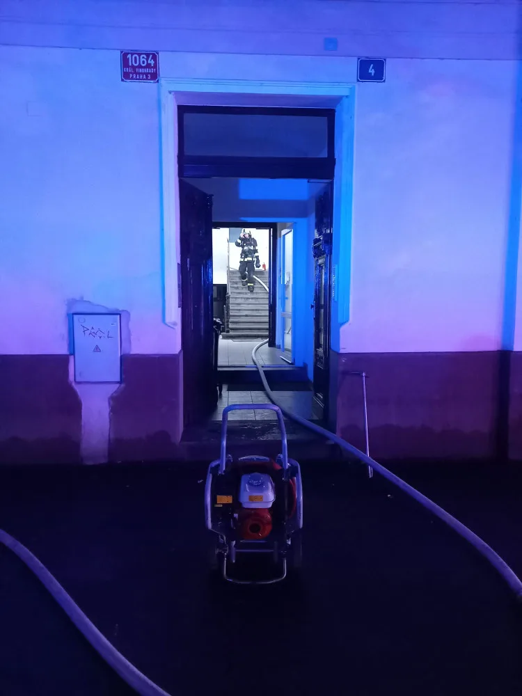 VIDEO: Policisté zachraňovali lidi z hořícího domu. Dva evakuovaní skončili v péči záchranářů