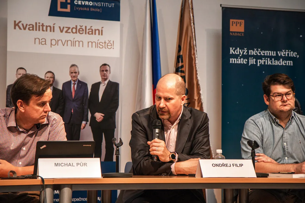 Blokování nás nespasí, lepší je kvalitní mediální výchova, říká výkonný ředitel sdružení, které vyplo proruské weby