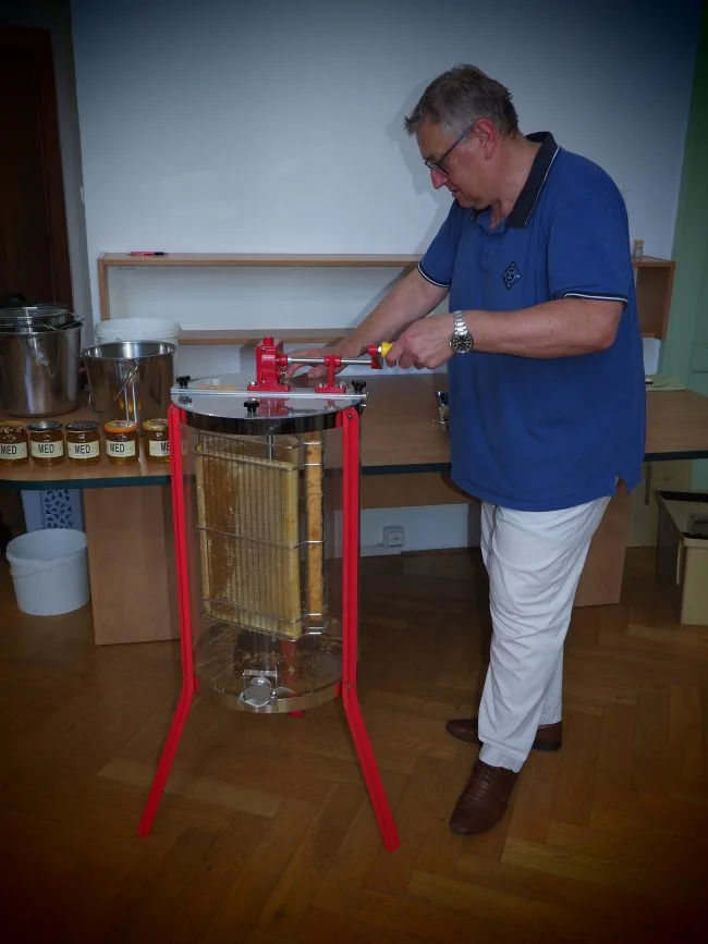 Na Vinohradech stáčeli med ze střešních úlů. Obliba včelaření v hlavním městě stále roste