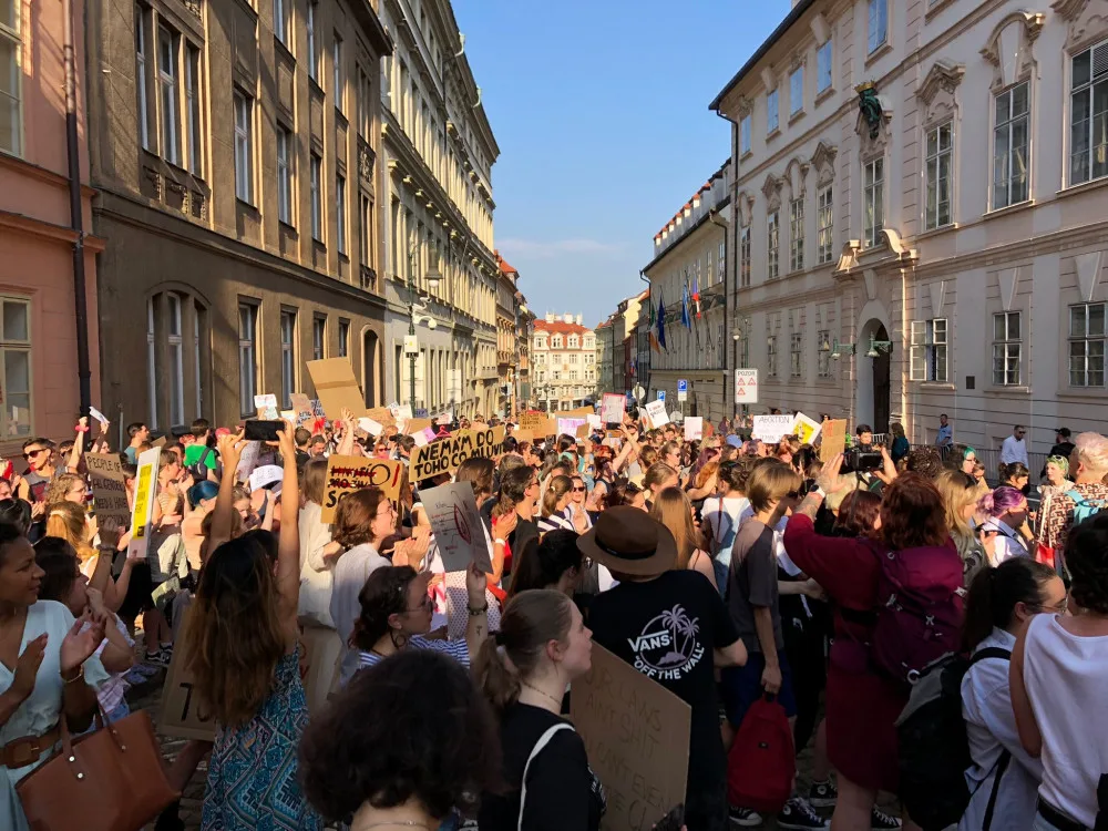 Demonstrace skončila před budovou americké ambasády.