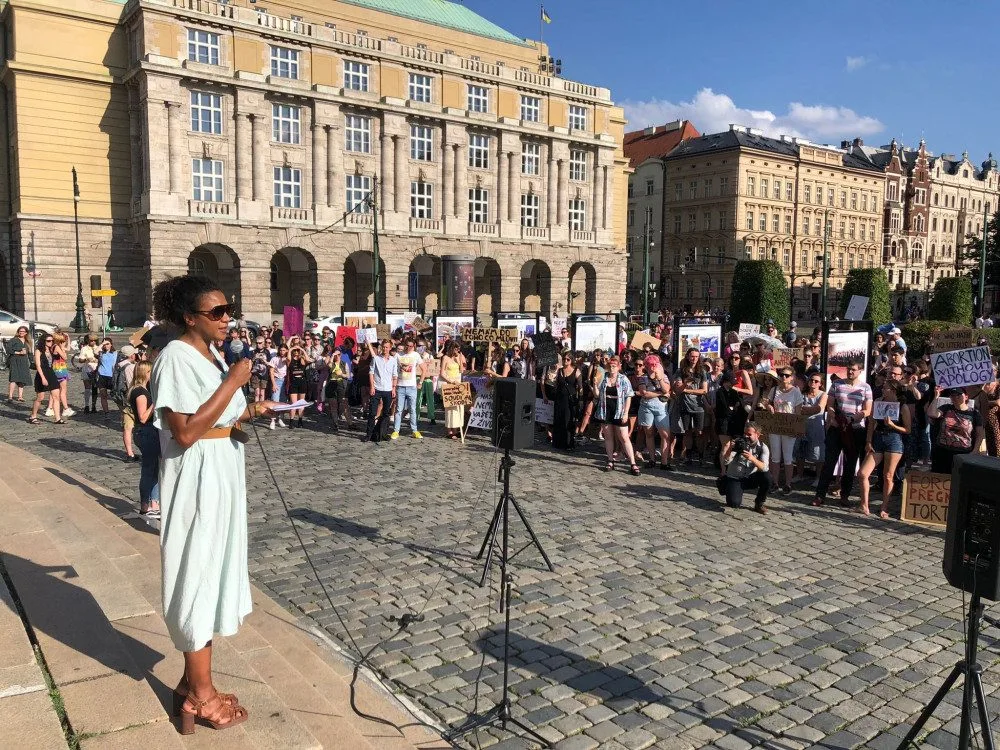 VIDEO: Prahou prošel průvod proti zákazu potratů. Demonstrovalo se i před americkou ambasádou