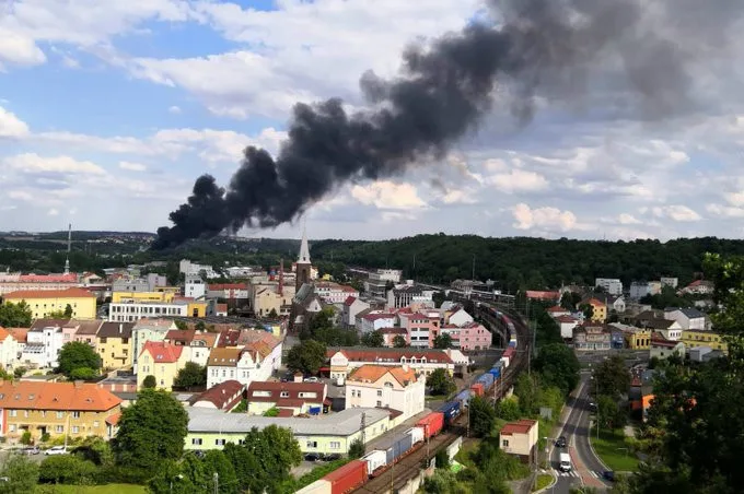 Kouř byl vidět až v Praze.