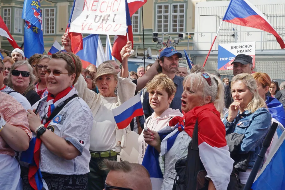 Lidé demonstrovali na Malostranském náměstí.