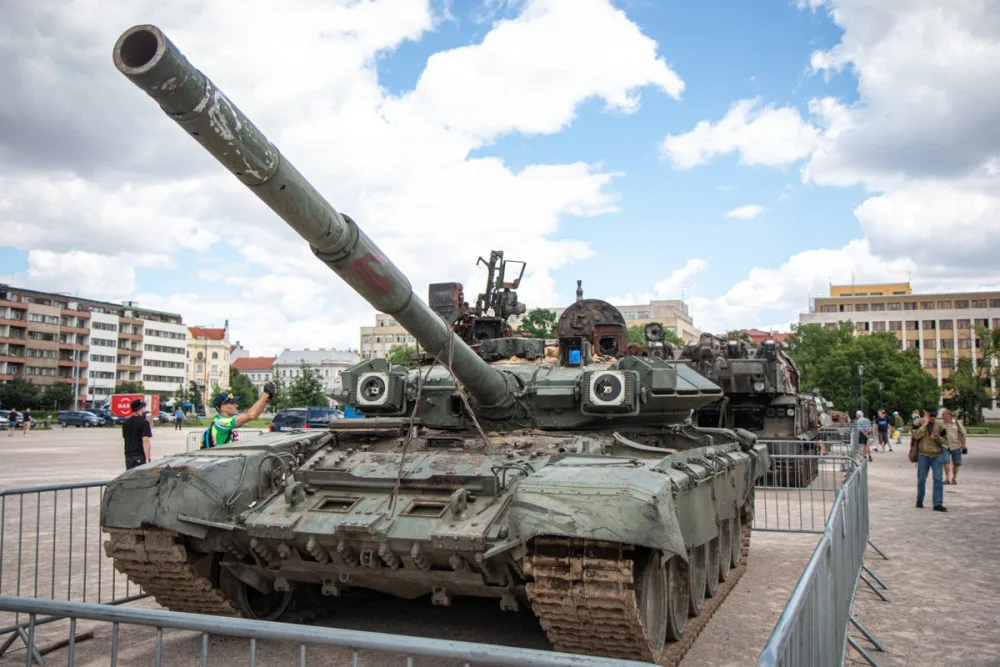 FOTOGALERIE: V Praze je ruská technika z války na Ukrajině. Lidé po ní skákali, teď ji chrání ploty