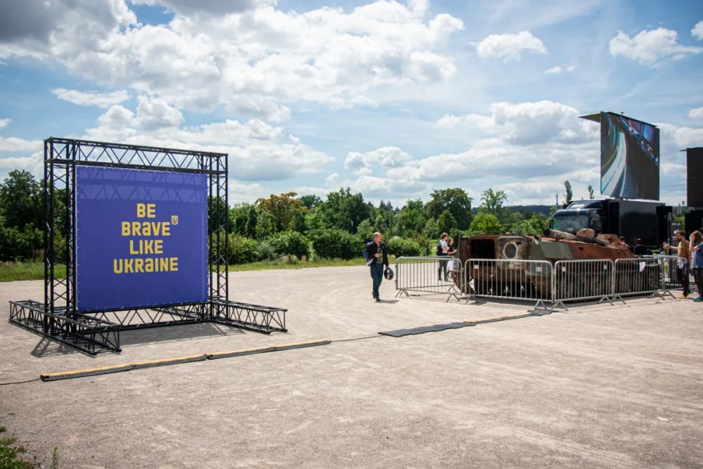 FOTOGALERIE: V Praze je ruská technika z války na Ukrajině. Lidé po ní skákali, teď ji chrání ploty