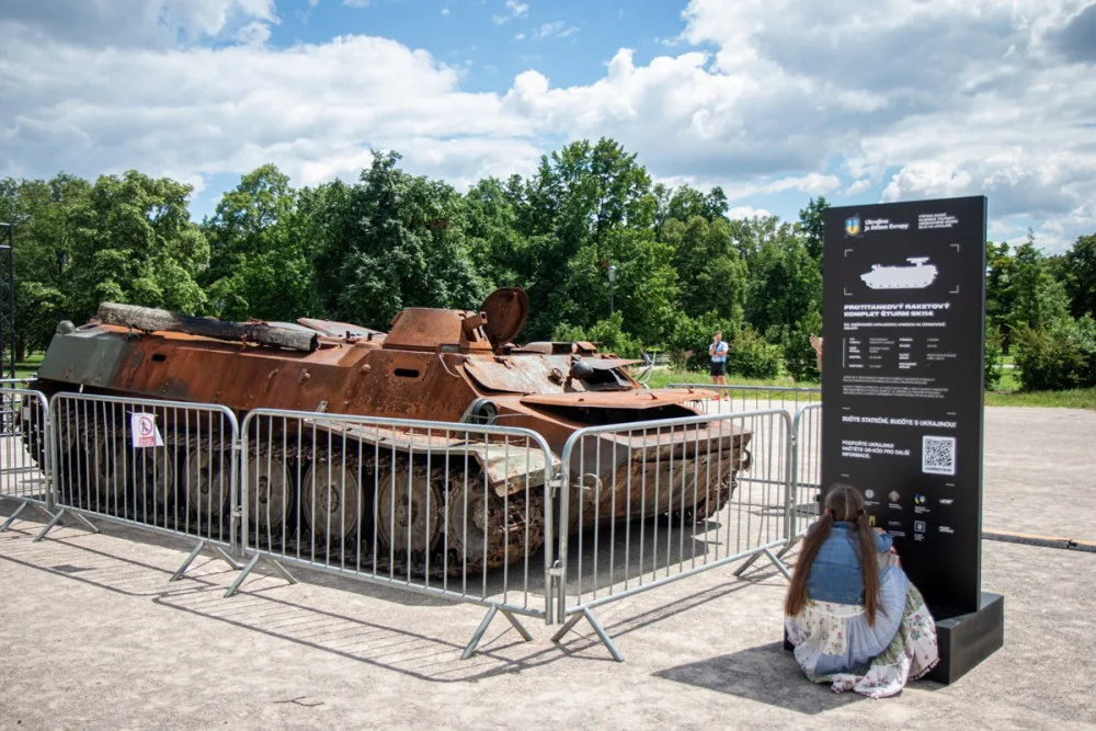 FOTOGALERIE: V Praze je ruská technika z války na Ukrajině. Lidé po ní skákali, teď ji chrání ploty