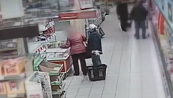 Žena okrádala starší lidi v obchodech.