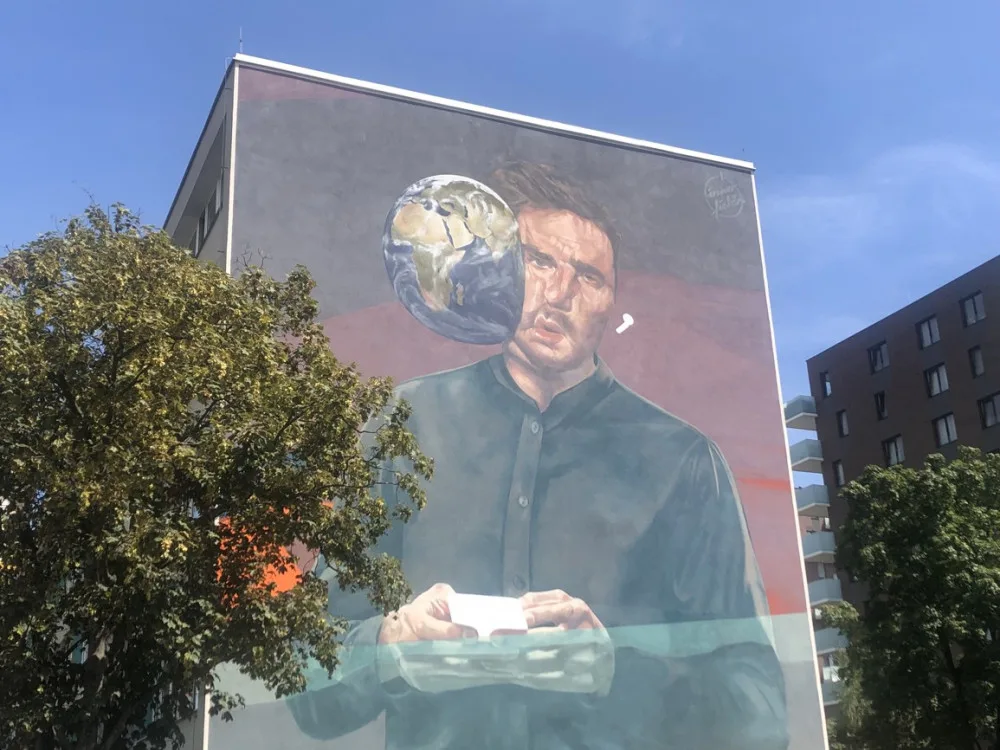 Mural je u metra Invalidovna.