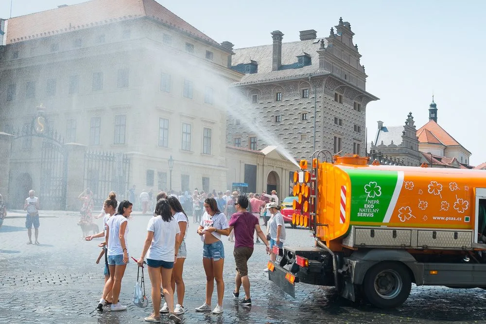 V Praze kvůli vedrům vyjely kropicí vozy, asfalt chladilo i letiště v Ruzyni.