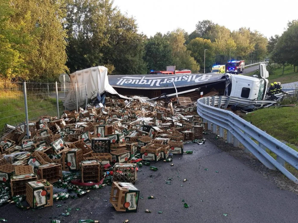 Z kamionu vypadly tisíce lahví piva.