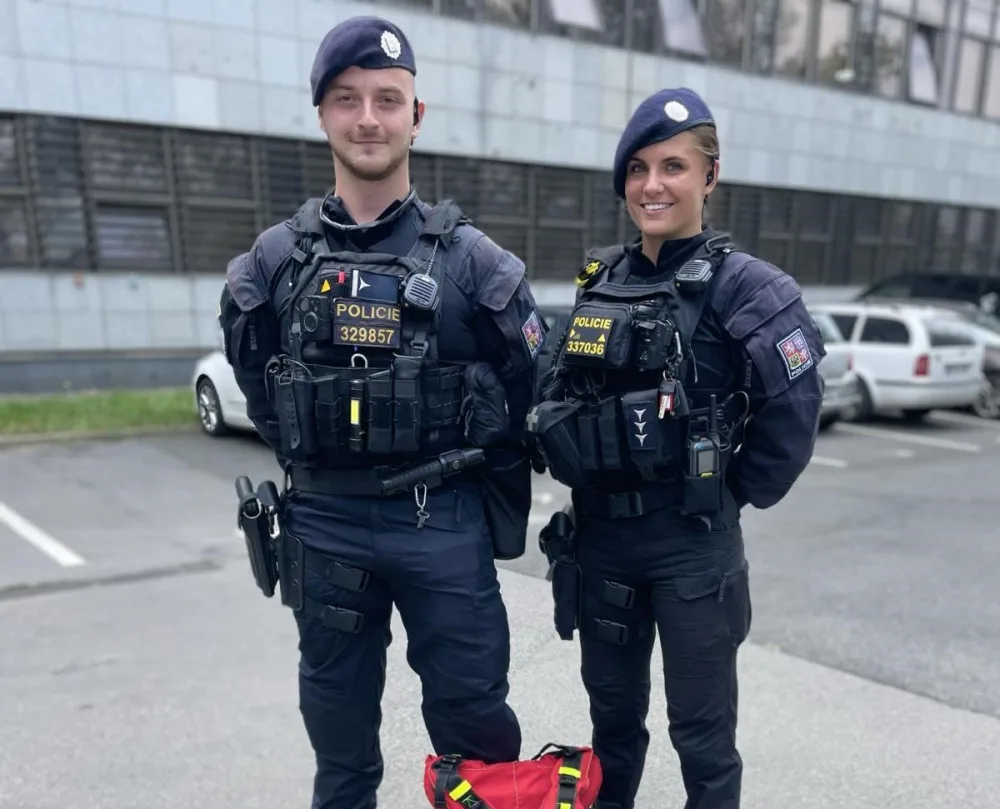 Policistka s parťákem.