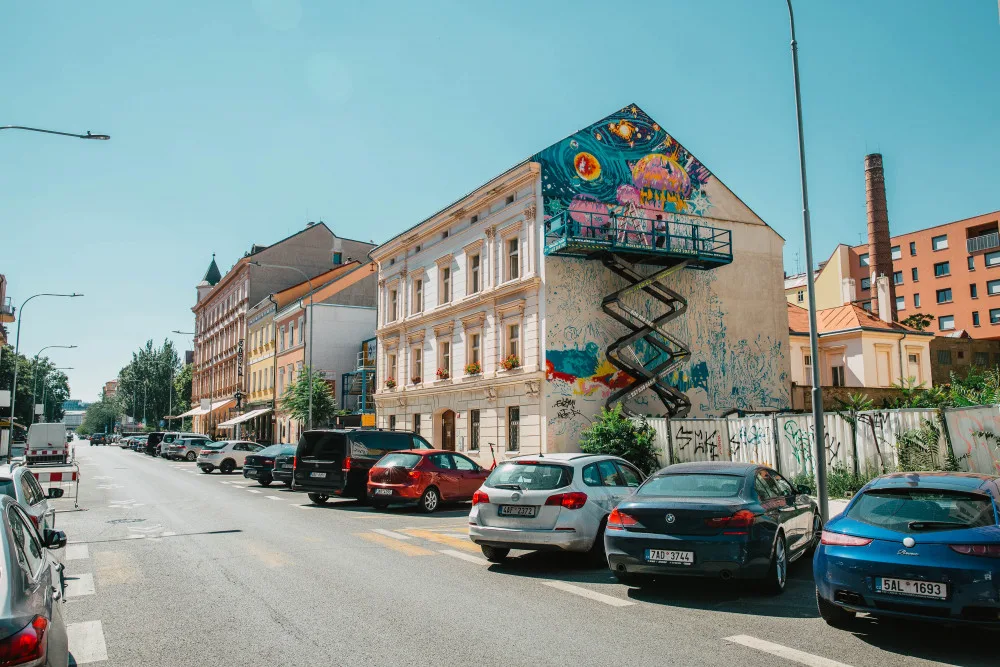 Přes 120 metrů plochy, tři a půl dne práce, sedmdesát plechovek barvy. Nový murál v Karlíně je hotov