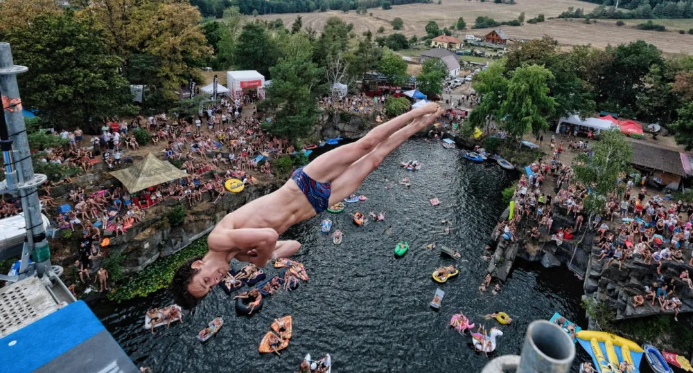 Blíží se extrémní závody ve skocích do vody. Závodníci budou skákat z dvaceti metrů